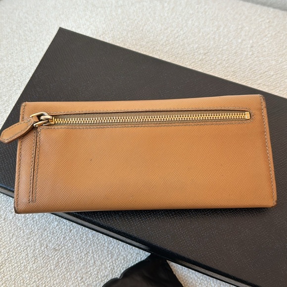 Prada - Picture 5 of 14